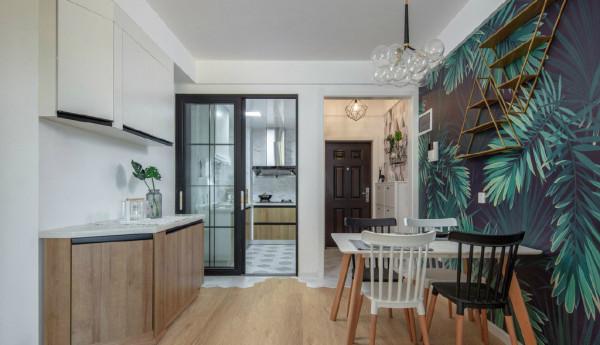 她家客廳好好看，像是住進了熱帶雨林，想買同款桌布