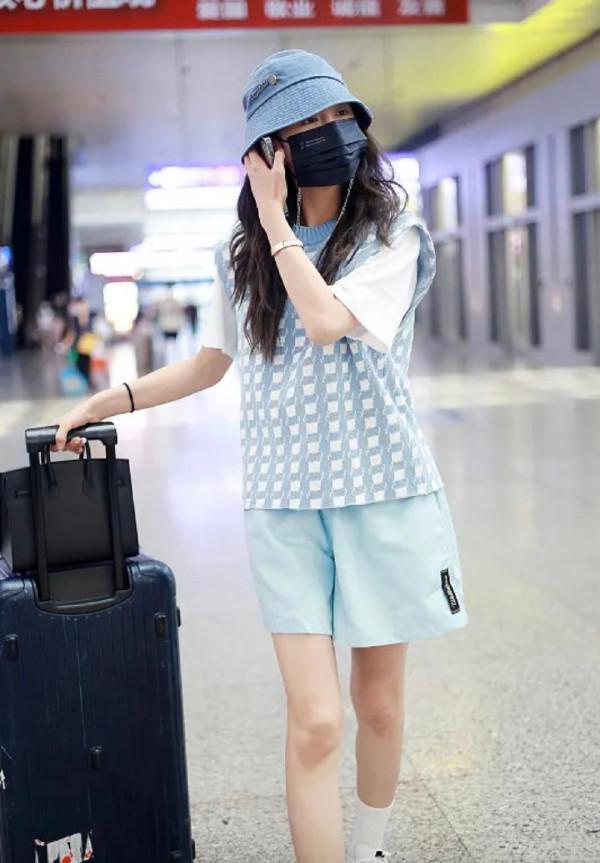 今年馬甲背心爆火，沈夢辰5套造型+5位明星“撞衫”搭配正確示範