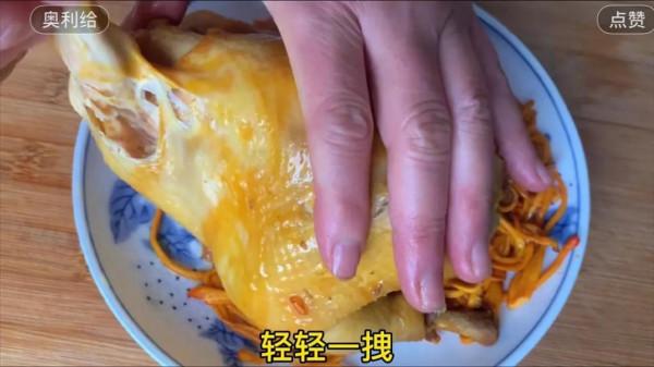 一整隻雞這樣做超級簡單，放鍋裡蒸一蒸，不加水，不放油，太香了