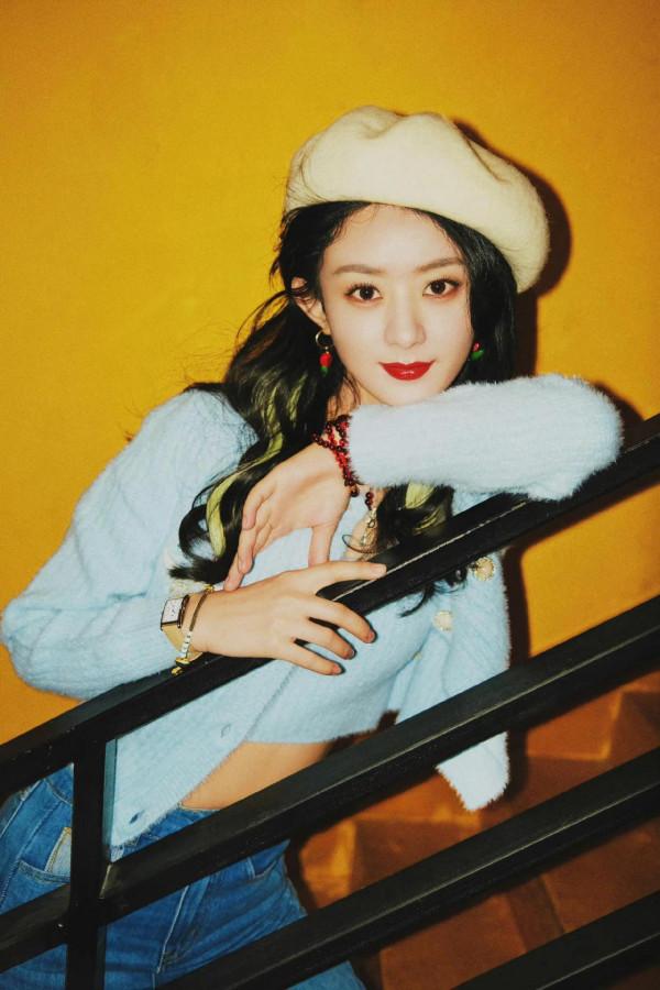 +7在塗口紅的時候趙麗穎一動不動的看著