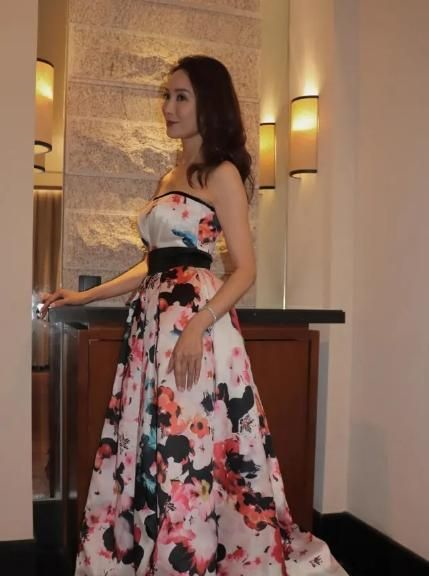 郭可盈瘦成&OpenCurlyDoubleQuote;紙片人&rdquo;，穿斜肩連衣裙目測只有90斤，氣質卻很驚豔