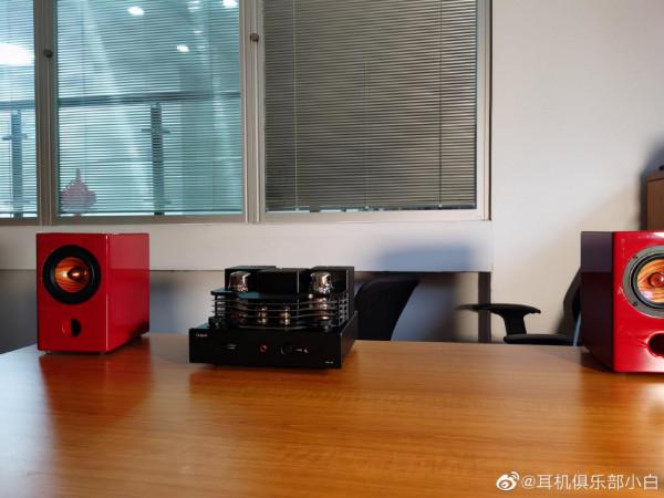 辦公桌上曾用過和仍在用的幾對小喇叭