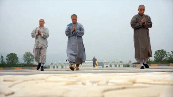 名牌大學生畢業後出家，父母卻苦苦尋找了三年，心靜了親情在哪