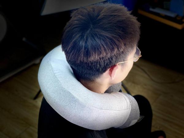 「開箱體驗」 能時刻提供貼心又舒服按摩的智慧充氣按摩頸枕 「開箱體驗」 能時刻提供貼心又舒服按摩的智慧充氣按摩頸枕