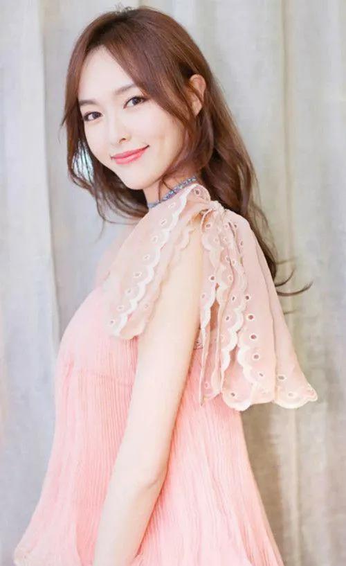 楚楚動人的唐嫣，著名演員