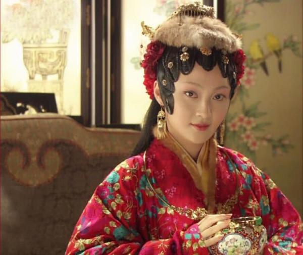 10年前錯愛文章，36歲攀上花心富豪，姚笛始於顏值毀於任性