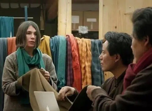 美國白富美紮根藏區17年，把不起眼犛牛毛變成奢侈品，賣出上萬元