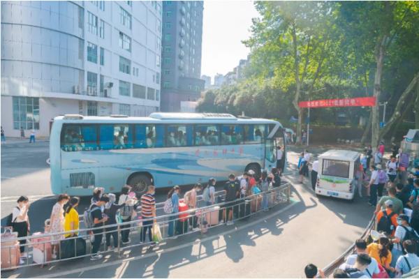 現場直擊！華中師範大學開學了，5000餘名新生報到，黨委書記幫忙搬行李！