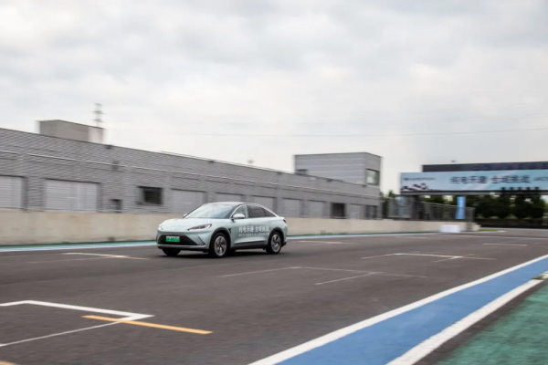 4.5秒破百，車長近5米的國產高階轎車竟是賽道高手，開著超爽