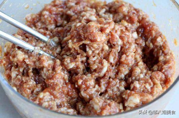 調餃子肉餡，不能亂放調料，記住“兩放一不放”，餃子又嫩又香