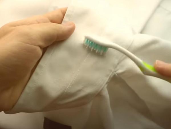 白色衣服衣領發黃怎麼洗，用一個妙招洗一洗，洗完亮白如新