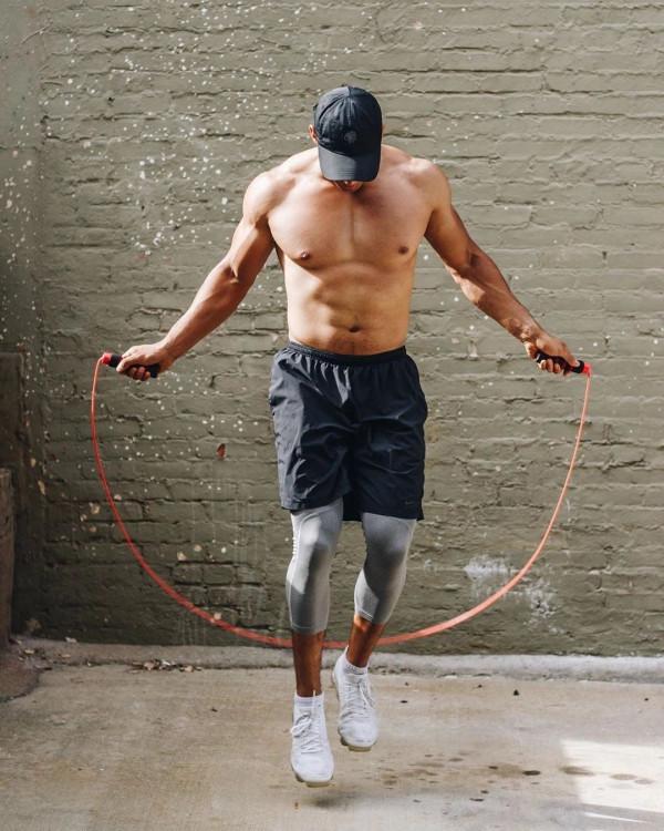 20個經典「徒手靜力」動作，強化全身肌肉力量、關節穩定性