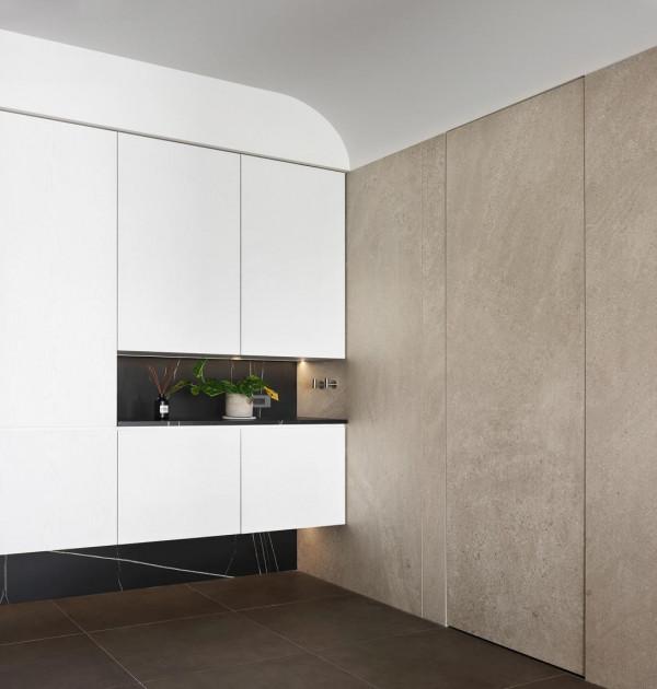 100㎡安排超大廚房，電視牆延伸轉角櫃，足足多出10㎡收納地