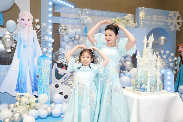 黃奕為女兒慶祝十歲生日 母女公主裙優雅端莊