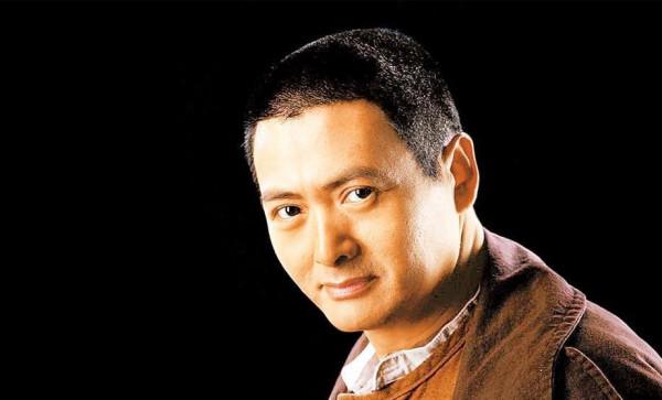 同是給馮程程打傘，周潤發版與黃曉明版，兩個版本的差距有多大？