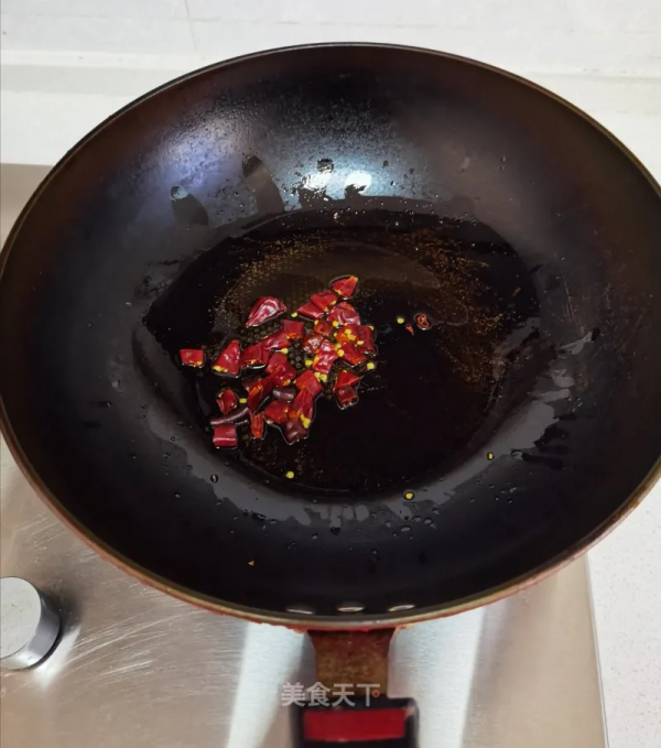 這幾道乾煸菜，焦香四溢，麻辣過癮，下酒又下飯