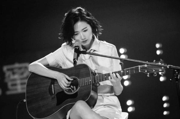 熱巴吐舌、萬茜嘟嘴、倪妮撩頭髮，女星油膩起來就沒男星什麼事了