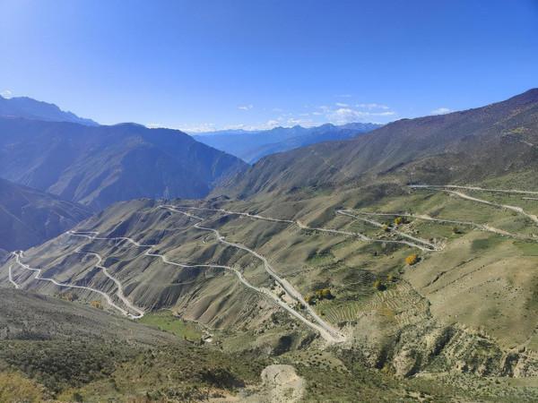 東達山埡口沒有停留，下山路邊拍了下高山草甸作留念