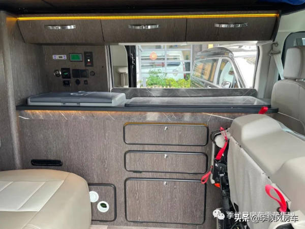 江鈴福特途睿歐升頂房車,不足5米卻能4人睡臥,還可進地庫 江鈴福特途睿歐升頂房車,不足5米卻能4人睡臥,還可進地庫