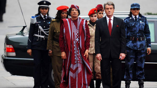 卡扎菲會見英國首相時，光著腳放了一個響屁，表達他的不屑