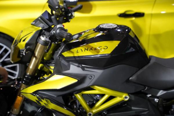 摩博會 | QJMOTOR 閃300S售價23999元,逸550售價33999元 摩博會 | QJMOTOR 閃300S售價23999元,逸550售價33999元