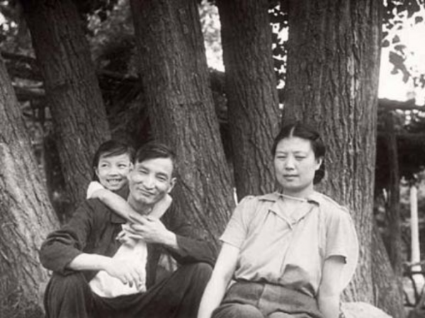 她出身書香門第，丈夫是正國級，兒子是副國級，自己當過掏糞工