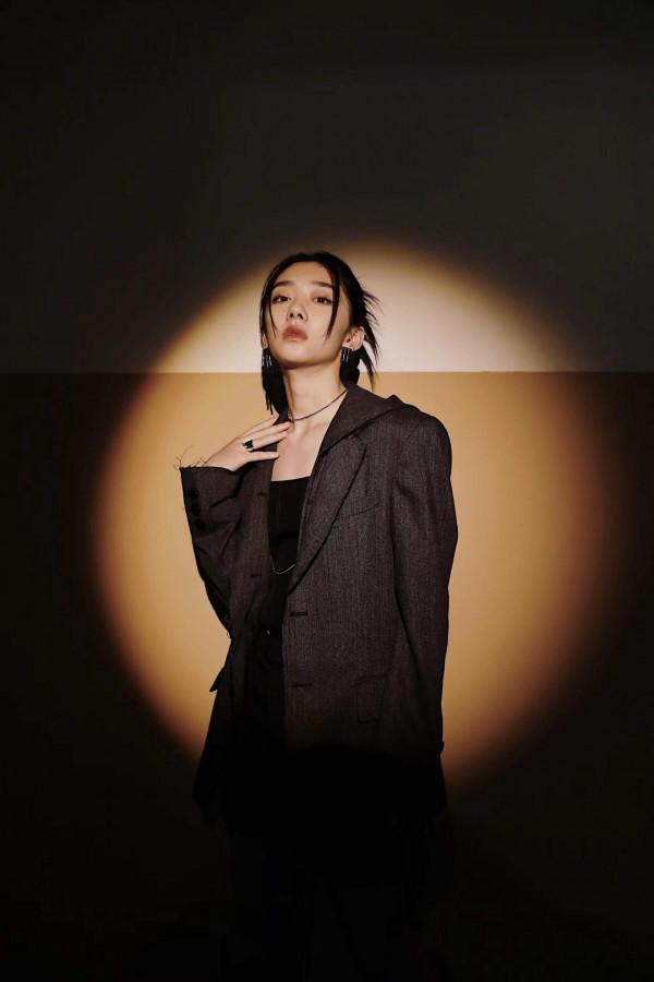 青年演員王影璐氛圍感大片，小西裝搭配短裙氣質獨特