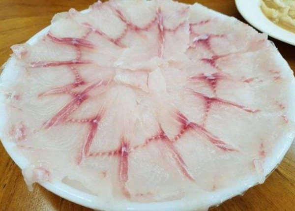 魚肉已被剃掉,為何魚還活著?日本獨創的美食表現形式“骨泳” 魚肉已被剃掉,為何魚還活著?日本獨創的美食表現形式“骨泳”