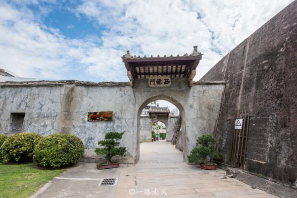 汕頭旅行發現奇特的環形城堡，城外還有護城河，已經一百多年