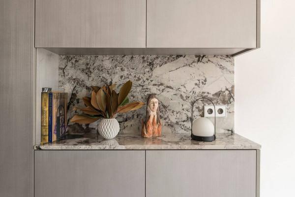 有陽臺有陽光的家，櫥櫃轉角佈局別具一格，一個人獨自生活也精彩