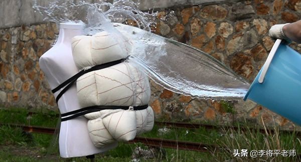 溼棉被擋子彈，抗日神劇是胡編的嗎？真槍實彈做個試驗看結果