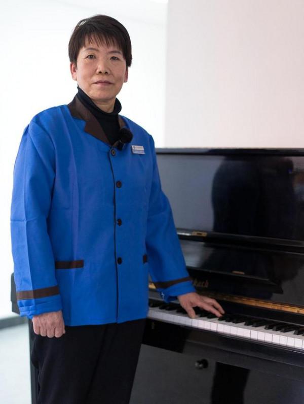 清華保潔阿姨登臺彈鋼琴，發言很有水平，還給大學生&OpenCurlyDoubleQuote;上了一課&rdquo;