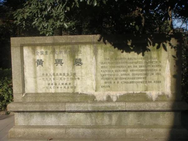 街上的老男孩—小鎮上的青年(夜探墓地摘果) 街上的老男孩—小鎮上的青年(夜探墓地摘果)