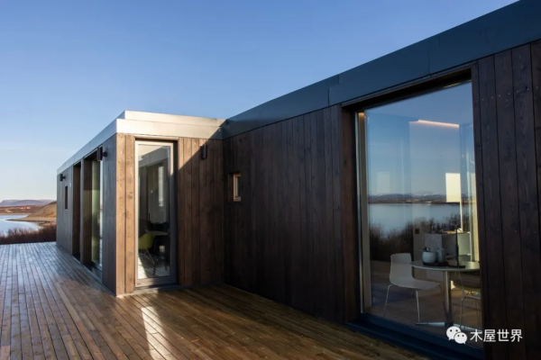 古老火山下的海邊，一夜之間建好的現代度假木屋