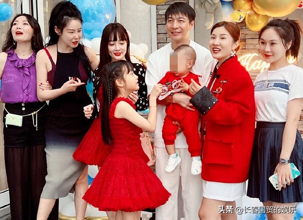 李小璐10歲女兒近照曝光，漂亮又可愛，身高已超媽媽肩膀