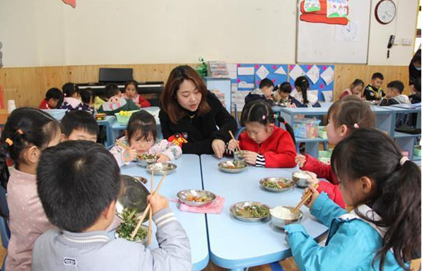 媽媽錯發訊息到家長群，隔天孩子被幼兒園退學，理由家長無法接受