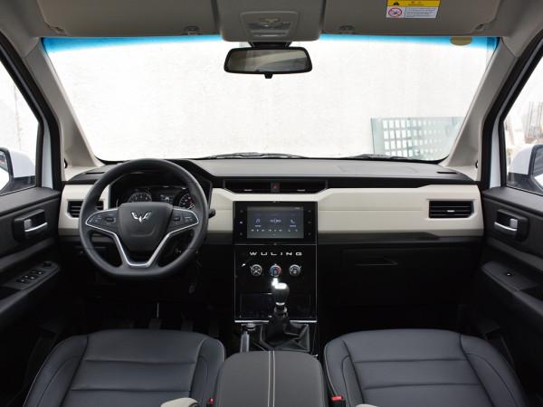 6萬級MPV中，睿行S50和五菱宏光PLUS怎麼選？參配/油耗/口碑對比