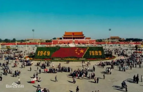 58年，天安門廣場重新修建，毛主席問周總理：能不能容納100萬人