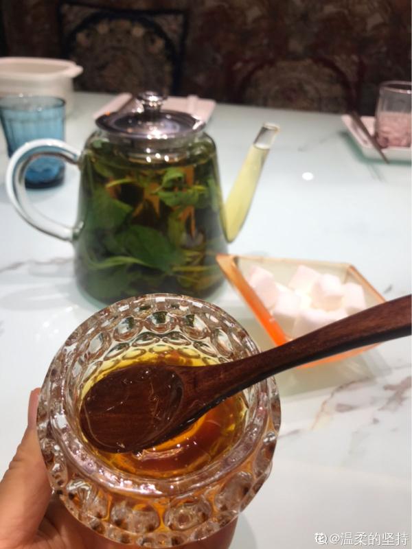 頭像是花朵的人，年紀沒有五十也有四十了，你同意嗎