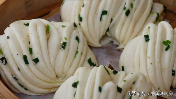 家常蔥油花捲，不用提前發酵，現做現吃，鬆軟又嚼勁，蔥香濃郁