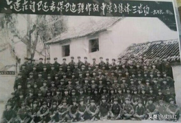 解放軍翻譯喊話勸降，8名越軍舉手鑽出暗堡，其中一箇中尉副連長
