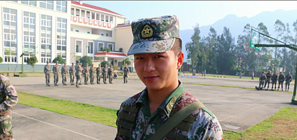 22歲軍人抗洪犧牲，8位國家將軍送行，戰友替其盡孝看望英雄父母