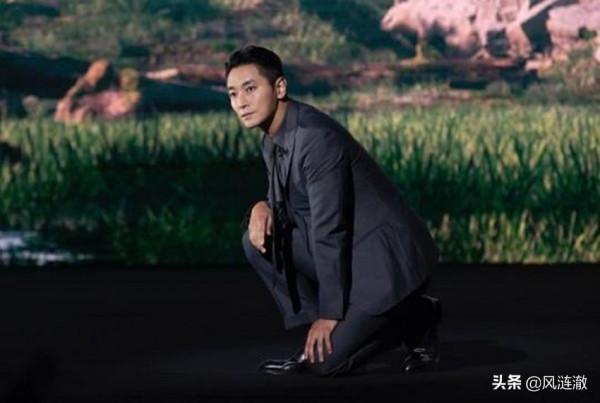 男主光環顯現？《紳士》片場遭蜂群襲擊，只有男主一人未受傷