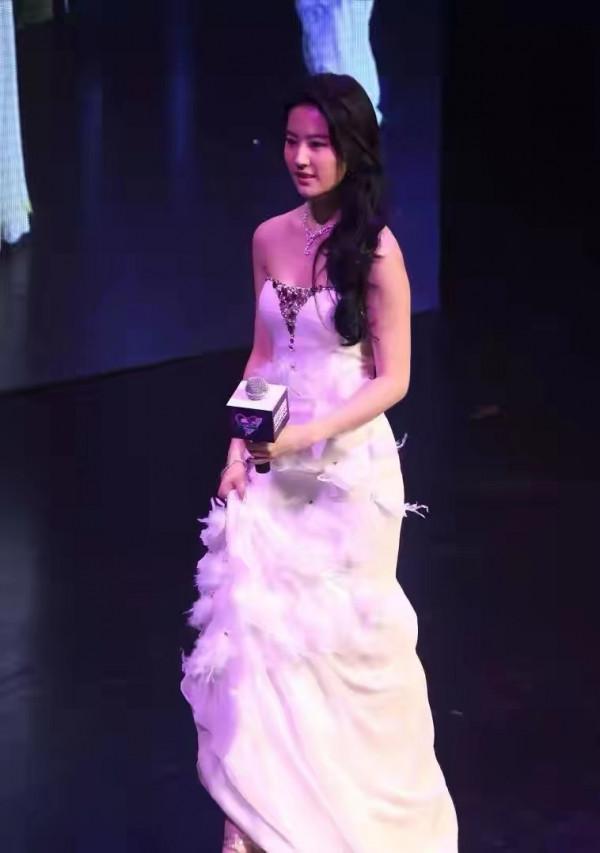 劉亦菲果然是“高階臉”,廉價感的裙子也能hold住,脫離了影樓風 劉亦菲果然是“高階臉”,廉價感的裙子也能hold住,脫離了影樓風