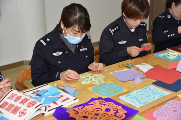 #鄂倫春公安#鄂倫春旗公安局開展“學習剪紙映初心 弘揚民族傳統藝術”活動 #鄂倫春公安#鄂倫春旗公安局開展“學習剪紙映初心 弘揚民族傳統藝術”活動