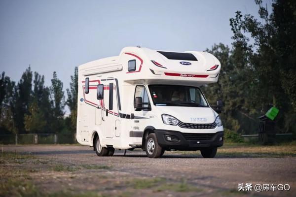 適合4-6人旅行的高配房車,標配820Ah電池+柴暖,可以四季出行 適合4-6人旅行的高配房車,標配820Ah電池+柴暖,可以四季出行