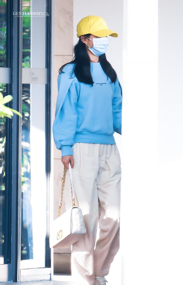 趙麗穎上海機場到達飯拍圖藍色衛衣的休閒風穎寶
