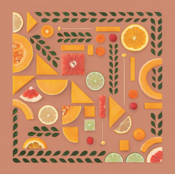 雞蛋殼、碎鏡子和凋謝的花，美成了一幅畫，看完非常舒服