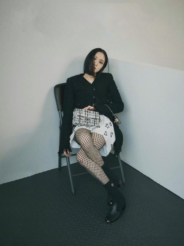 單眼皮女神金高銀登雜誌封面,漁網襪秀漫畫腿,挑戰朋克風超惹眼 單眼皮女神金高銀登雜誌封面,漁網襪秀漫畫腿,挑戰朋克風超惹眼