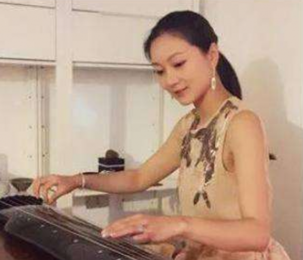 嫁給名導的5位“嬌妻”：陳婷18歲就生子，徐帆54歲至今不生孩子